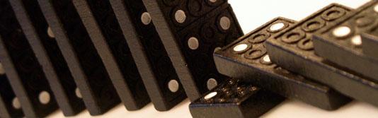 Der Fall von Dominosteinen wird durch einen einzelnen, querliegenden Stein gebremst