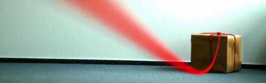 Quelle: photocase.com | kallejipp http://www.photocase.de/foto/70022-stock-photo-weihnachten-advent-rot-wand-wellen-geburtstag-geschenk Roter Faden an braunem Karton | Panoramaformat