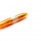 Oranger Kugelschreiber vor weißem Hintergrund