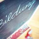 Das Wort Bildung mit Kreide auf eine Tafel geschrieben