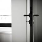 Quelle: Offene Bürotüre, Fenster im Hintergrund