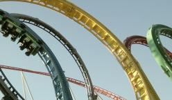 Quelle: secretgarden | photocase.com http://www.photocase.de/foto/168342-stock-photo-mensch-blau-gruen-rot-sommer-freude Bunte Achterbahn