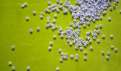 Quelle: photocase.com | knallgrün http://www.photocase.de/foto/157336-stock-photo-weiss-gruen-kommunizieren-schriftzeichen-buchstaben-wort Viele verschiedene Buchstaben auf kleinen runden weißen Plastikscheiben.