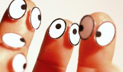 Finger mit aufgeklebten Augen blicken sich an