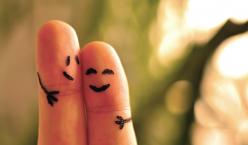 Quelle: brian1984 | photocase.com http://www.photocase.de/foto/236919-stock-photo-liebe-gefuehle-glueck-paar-freundschaft-zufriedenheit Zwei Finger mit aufgemalten Augen und Armen wirken, als würden sie sich umarmen