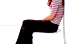 Quelle: www.photocase.de | Gerti G. http://www.photocase.de/foto/67958-stock-photo-frau-mensch-beine-koerper-warten-sitzen Frau sitzt auf weissem Hocker an Wand lehnend