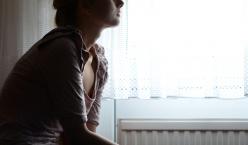 Quelle: photocase.com | Miss X http://www.photocase.de/foto/236188-stock-photo-frau-mensch-jugendliche-einsamkeit-dunkel-weiblich Frau sitz traurig blickend vor Fenster
