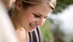 Quelle: www.photocase.com | Anna-Lena Thamm - cydonna http://www.photocase.de/foto/232338-stock-photo-mensch-natur-jugendliche-schoen-sommer-freude Menschen im vertrauensvollen Gespräch