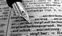 Quelle: www.photocase.de | Mediababe http://www.photocase.de/foto/60314-stock-photo-buch-speise-buchstaben-feder-schreibstift-gesetze-verordnungen Füllhalter über Gesetztestext