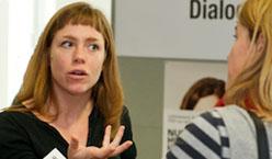 Frau im Gespräch mit aufmerksamer Zuhörerin