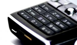 Schwarze Handytastatur mit weißen Ziffern