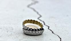 Quelle: photocase.com | antifalten http://www.photocase.de/foto/178181-stock-photo--bier-alkohol-riss-alkoholsucht-flaschenverschluss-aufeinander Kronkorken auf Beton