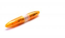Oranger Kugelschreiber vor weißem Hintergrund