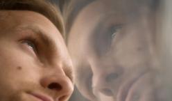 Quelle: photocase.com | pischare http://www.photocase.de/foto/164087-stock-photo-mensch-mann-jugendliche-schoen-gesicht-ruhig Gesicht eines Mannes spiegelt sich im Fenster