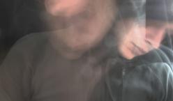 Quelle: photocase.com | madochab http://www.photocase.de/foto/211128-stock-photo-jugendliche-einsamkeit-dunkel-kalt-bewegung-maennlich Unscharfes Foto mit einem Mann, der den Kopf intensiv bewegt