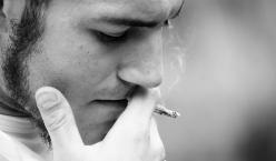 Quelle: photocase.com | tobeys http://www.photocase.de/foto/200500-stock-photo-jugendliche-einsamkeit-gefuehle-freiheit-traurigkeit-denken Mann raucht Zigarette