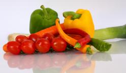 Quelle: Kirsten Oborny | aboutpixel.de | Gemüseallerlei http://www.aboutpixel.de/foto/gemueseallerlei/pixelsocke/143378 Gemüse auf spiegelndem Untergrund