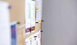 Verschiedene Zettel auf einer Pinwand