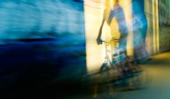 Quelle: photocase.com | Nanduu http://www.photocase.de/foto/166099-stock-photo-mensch-mann-jugendliche-farbe-sport-bewegung Radfahrer wird undeutlich und verschwommen vor einer beleuchteten Auslage dargestellt