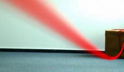 Roter Faden an braunem Karton | Panoramaformat