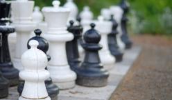 Quelle: photocase.com | Miss X | Gartenschach http://www.photocase.de/foto/235361-stock-photo-weiss-schwarz-spielen-garten-park-gross Schachfiguren im Freien