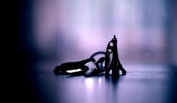 Quelle: photocase.com | Fa.bian http://www.photocase.de/foto/177508-stock-photo-blau-fenster-metall-violett-paris-frankreich Schlüsselbund