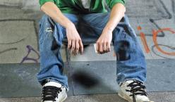 Quelle: fotolia.com | charlesknox http://de.fotolia.com/ Junge sitz auf Stufe vor Skateboard