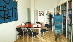 Bibliothek und Empfangsbereich des Standorts Suchtprävention und Früherkennung