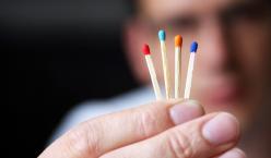 Quelle: photocase.com | sör alex http://www.photocase.de/foto/246551-stock-photo-mensch-mann-jugendliche-blau-rot-gesicht Mann zeigt Streihölzer mit vier unterschiedlichen Farben in die Kamera