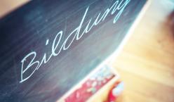 Quelle: photocase.com | suze http://www.photocase.de/foto/249338-stock-photo-schule-schuhe-freizeit-hobby-kindheit-lernen-schriftzeichen Das Wort Bildung mit Kreide auf eine Tafel geschrieben