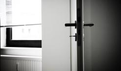 Quelle: Offene Bürotüre, Fenster im Hintergrund