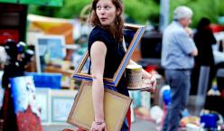 Quelle: mi.la / photocase.com http://www.photocase.de/foto/201414-stock-photo-mensch-jugendliche-schoen-markt-kaufen-junge-frau Junge Frau am Flohmarkt mit Bilderrahmen