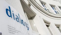 Türschild mit Logo des Verein Dialog