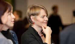 Personen hören aufmerksam bei einem Vortrag zu